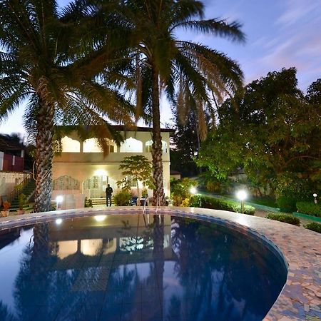 One World Village Guesthouse Bakau Esterno foto