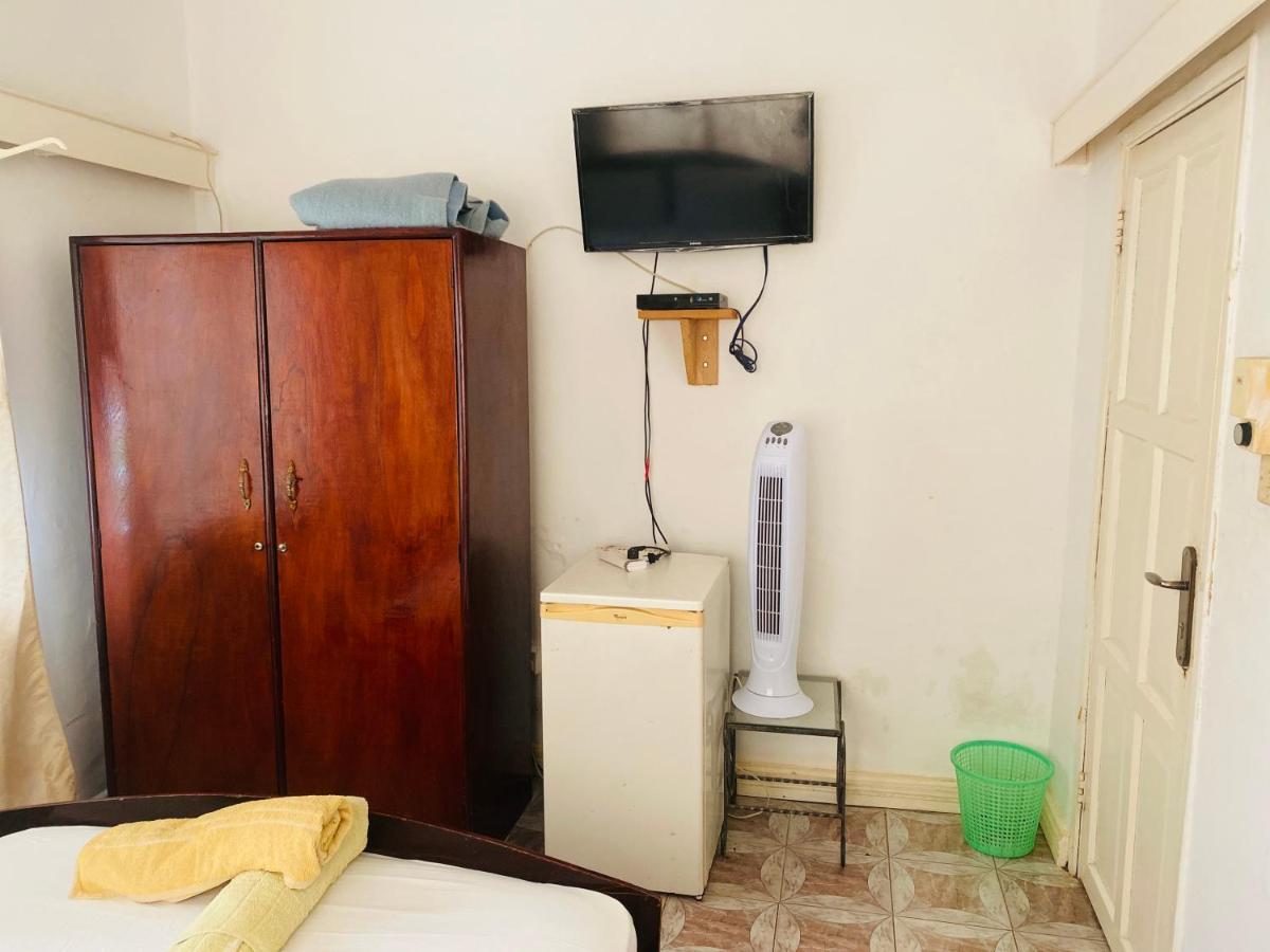 One World Village Guesthouse Bakau Esterno foto